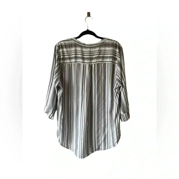 Torrid Women’s Grey & White Striped Harper Blouse Plus Size 1 - Picture 4 of 8